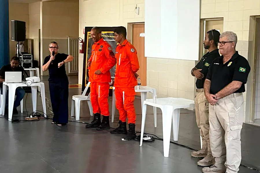 Suzano, PRF e Corpo de Bombeiros realizam palestras de educação no trânsito em escolas do extremo sul da Bahia