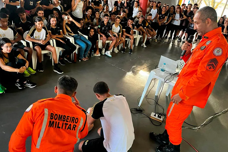 Suzano, PRF e Corpo de Bombeiros realizam palestras de educação no trânsito em escolas do extremo sul da Bahia
