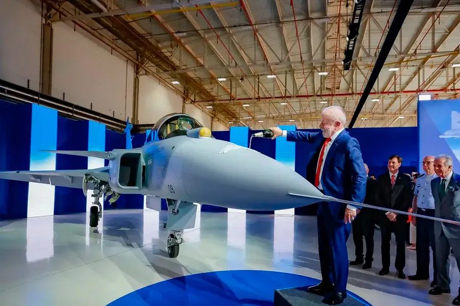 Lula batiza primeiro caça Gripen produzido no Brasil 