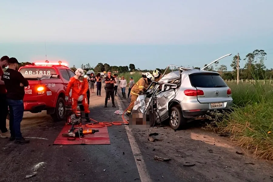Motorista morre após forçar ultrapassagem e bater de frente com carreta; corpo ficou preso às ferragens