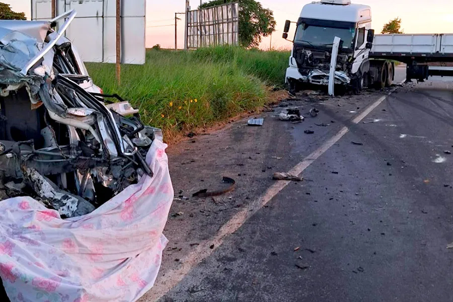 Motorista morre após forçar ultrapassagem e bater de frente com carreta; corpo ficou preso às ferragens