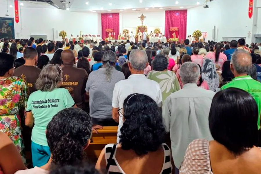 Prefeito Robertinho prestigia posse de Dom Aldemiro Sena e convida novo bispo para visita especial a Mucuri