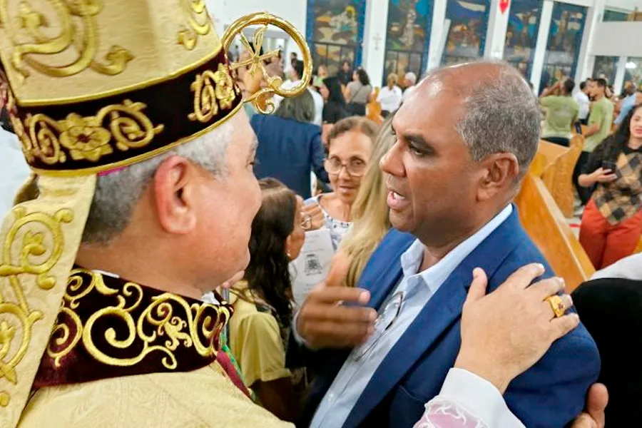 Prefeito Robertinho prestigia posse de Dom Aldemiro Sena e convida novo bispo para visita especial a Mucuri