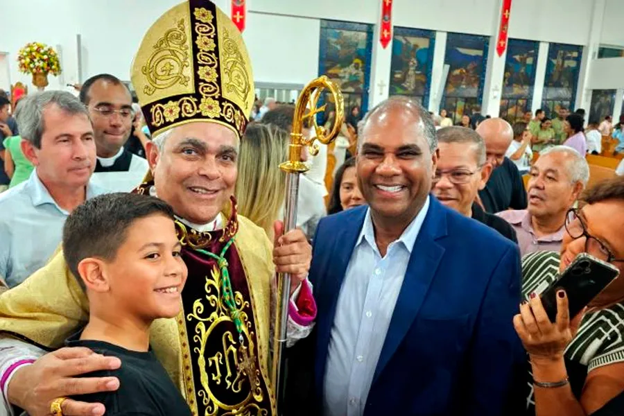 Prefeito Robertinho prestigia posse de Dom Aldemiro Sena e convida novo bispo para visita especial a Mucuri