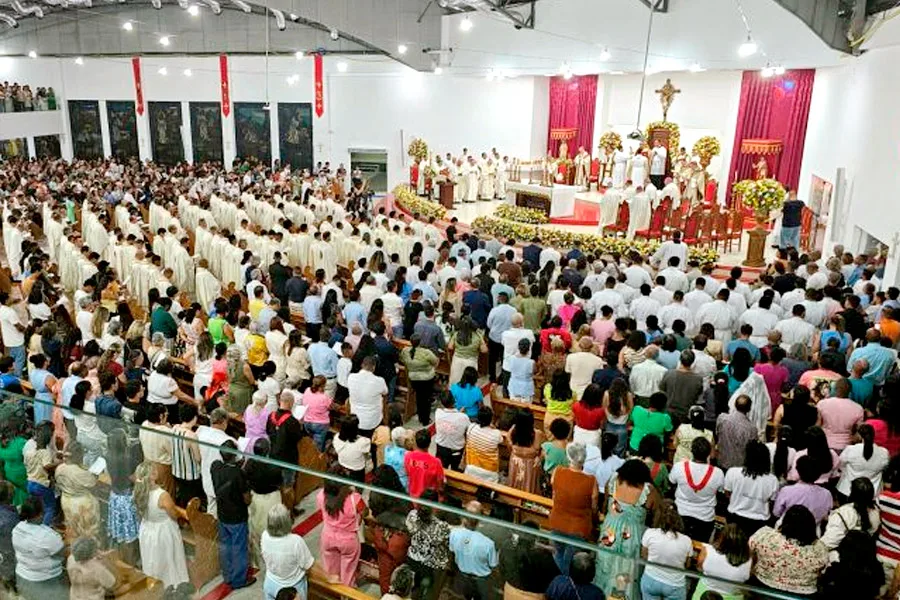 Prefeito Robertinho prestigia posse de Dom Aldemiro Sena e convida novo bispo para visita especial a Mucuri