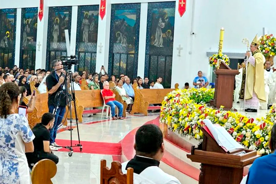 Prefeito Robertinho prestigia posse de Dom Aldemiro Sena e convida novo bispo para visita especial a Mucuri