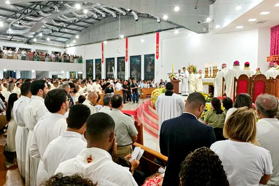 Prefeito Robertinho prestigia posse de Dom Aldemiro Sena e convida novo bispo para visita especial a Mucuri