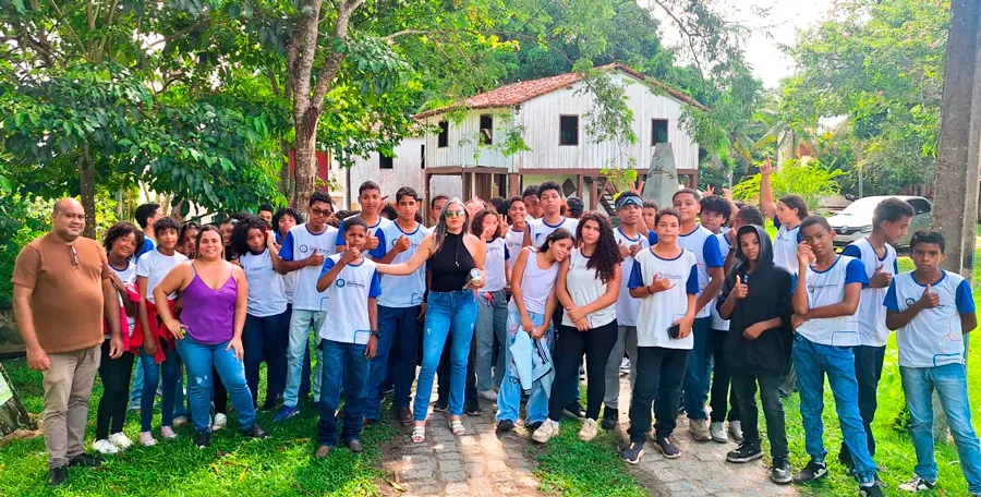 Alunos do ensino fundamental 2 visitam a Fazenda Cascata, em Teixeira de Freitas