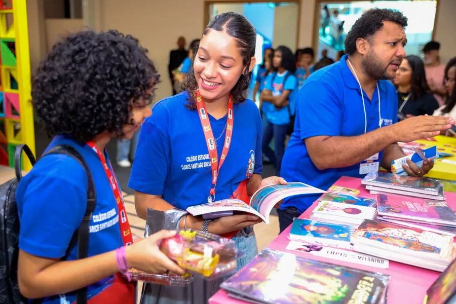 Estudantes da rede estadual celebram literatura, na abertura da Bienal do Livro Bahia 2026