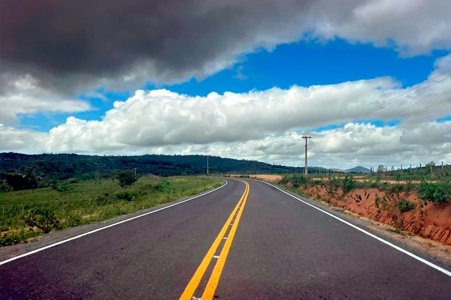 Pavimentação da BA-424 melhora acesso a Mairi e agiliza chegada da produção ao consumidor