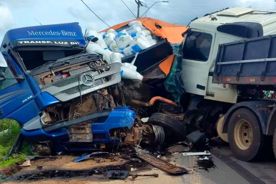 Carretas ficam destruídas após colidirem de frente na BR-101, em Itabatã