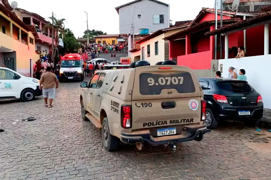 Carro invade garagem de casa e mata duas pessoas na Bahia