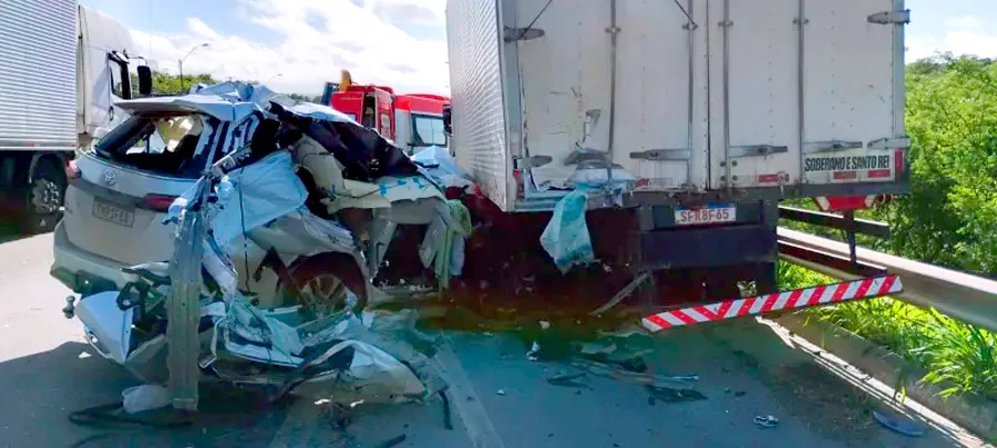 Cantor Zau O Pássaro morre após carro atingir caminhão parado na BR-116