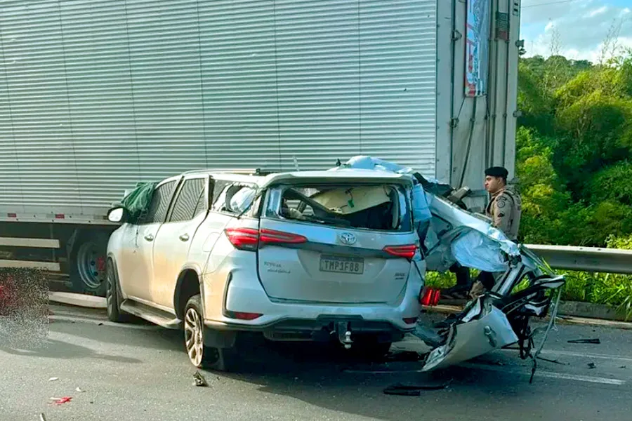 Cantor Zau O Pássaro morre após carro atingir caminhão parado na BR-116