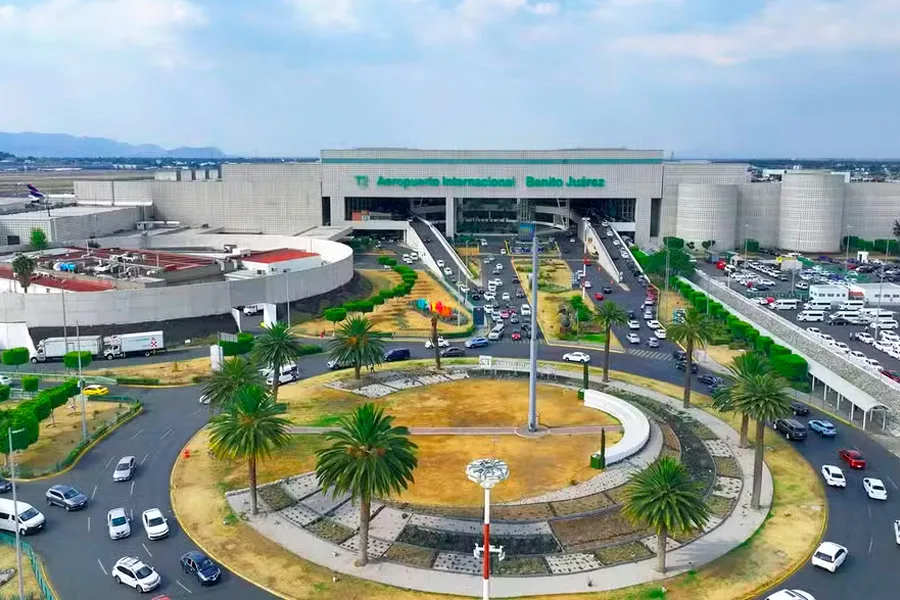 Aeroporto tem vazamento de esgoto e desabamente de parte do teto às vésperas do mundial