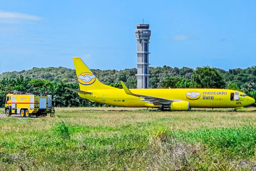Avião cargueiro da Gol sai da pista após pouso no aeroporto de Salvador
