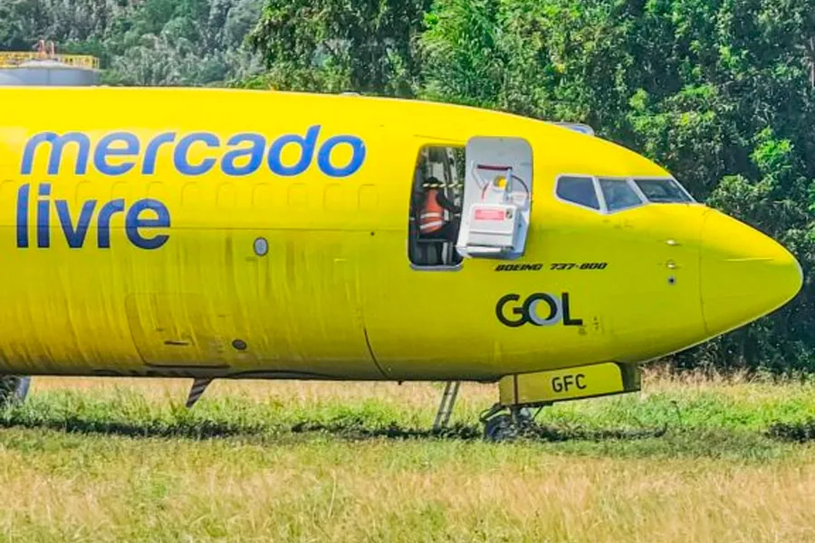 Avião cargueiro da Gol sai da pista após pouso no aeroporto de Salvador
