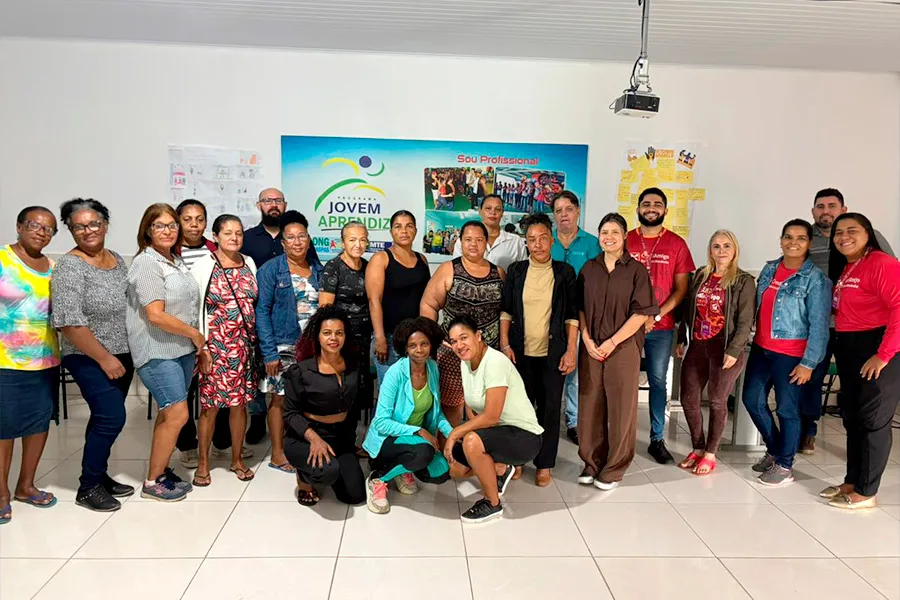 Projeto leva oficinas profissionalizantes gratuitas a comunidades do Extremo Sul da Bahia
