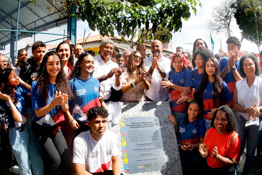 Estudantes celebram nova escola entregue pelo Governo do Estado em Eunápolis