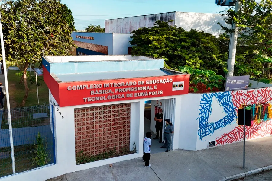 Estudantes celebram nova escola entregue pelo Governo do Estado em Eunápolis