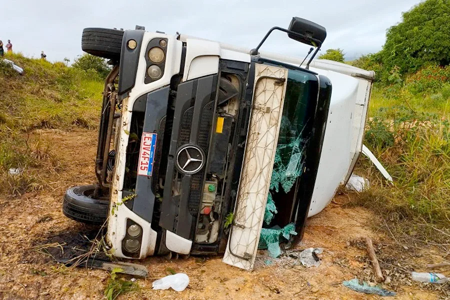 Caminhão baú carregado de papel higiênico tomba na BR-101, em Teixeira de Freitas
