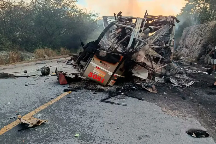 Acidente na BR-251: ônibus e carreta pegam fogo e deixam oito mortos em MG