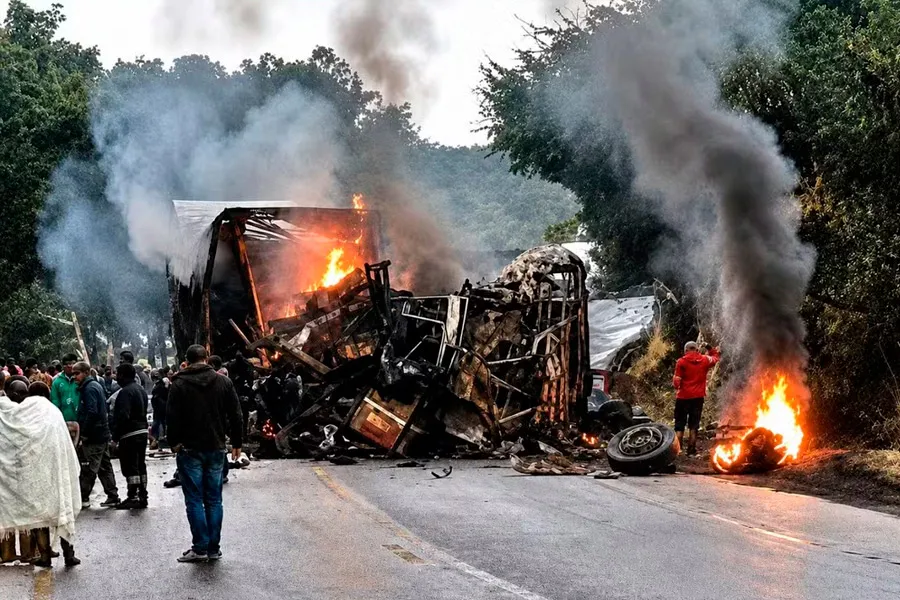 Acidente na BR-251: ônibus e carreta pegam fogo e deixam oito mortos em MG
