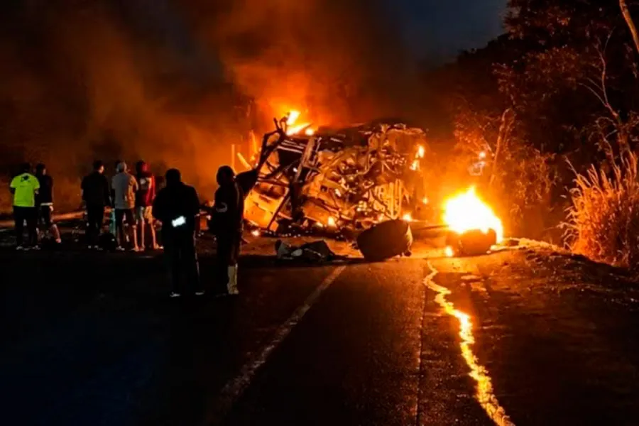 Acidente na BR-251: ônibus e carreta pegam fogo e deixam oito mortos em MG