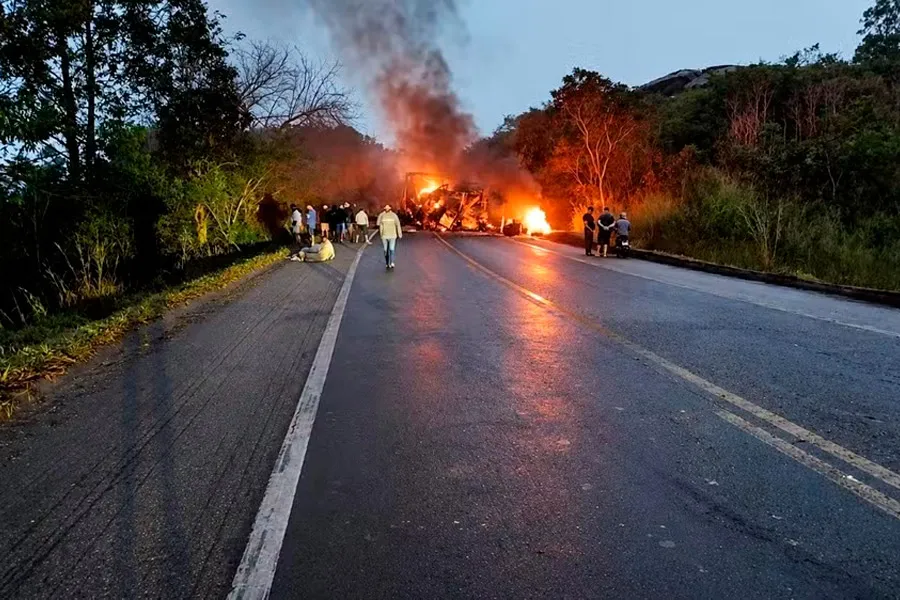 Acidente na BR-251: ônibus e carreta pegam fogo e deixam oito mortos em MG