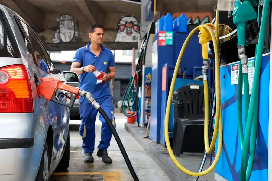 Governo fixa subvenção à gasolina em R$ 0,44 por litro
