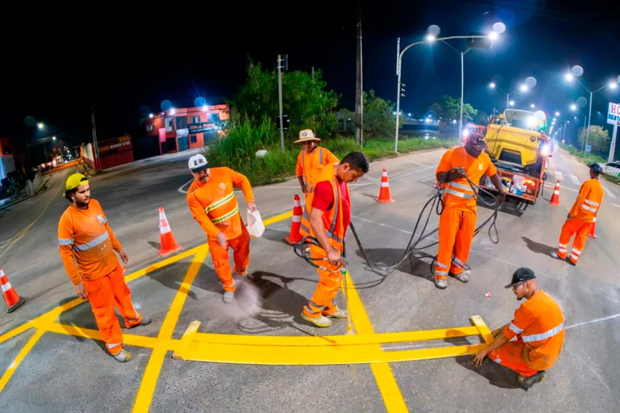 Novas sinalizações reforçam segurança nos cruzamentos da BR-101 em Teixeira de Freitas