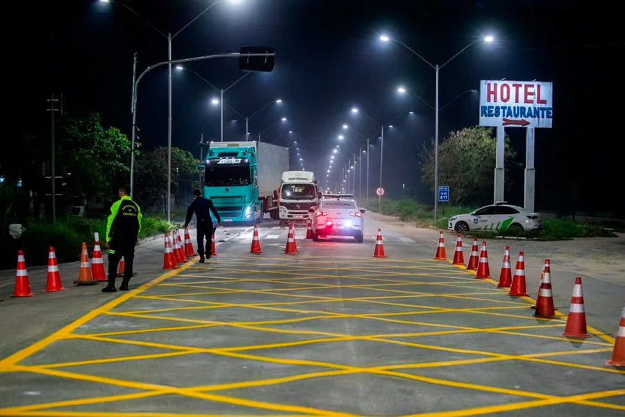 Novas sinalizações reforçam segurança nos cruzamentos da BR-101 em Teixeira de Freitas