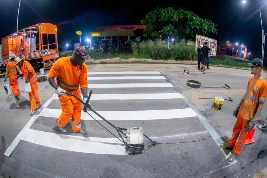 Novas sinalizações reforçam segurança nos cruzamentos da BR-101 em Teixeira de Freitas