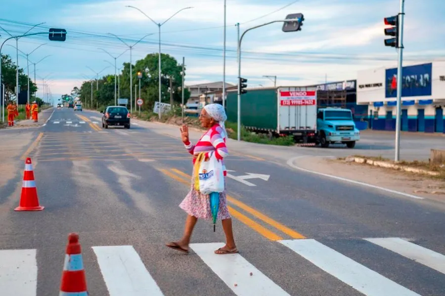 Novas sinalizações reforçam segurança nos cruzamentos da BR-101 em Teixeira de Freitas