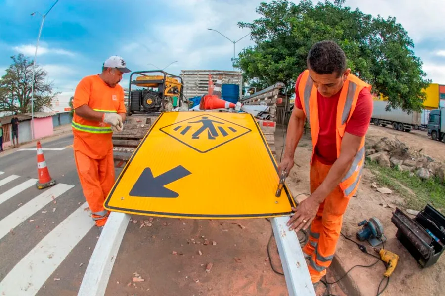 Novas sinalizações reforçam segurança nos cruzamentos da BR-101 em Teixeira de Freitas