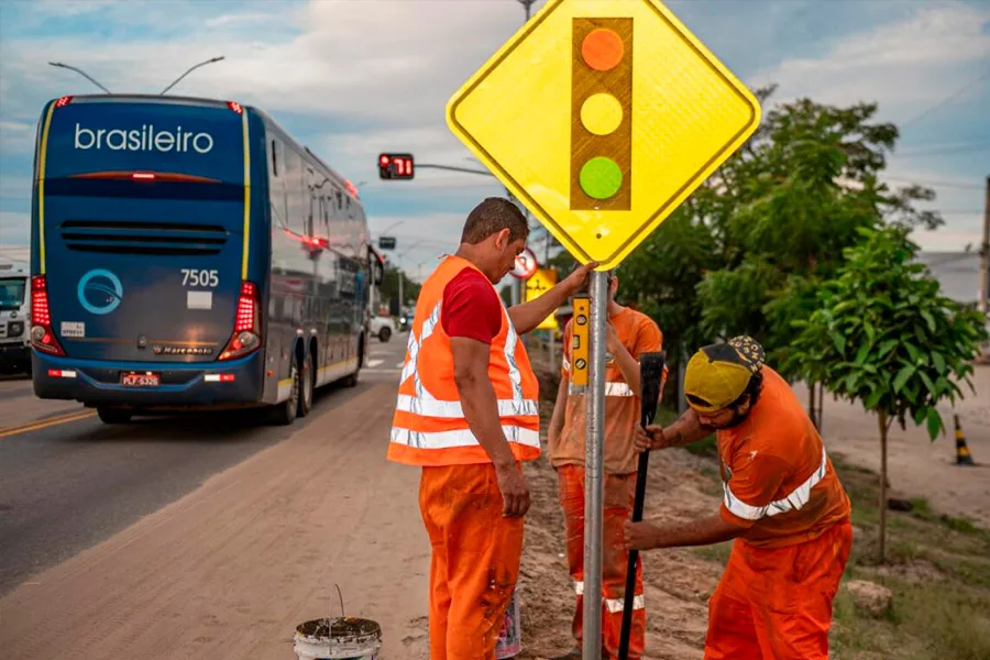 Novas sinalizações reforçam segurança nos cruzamentos da BR-101 em Teixeira de Freitas