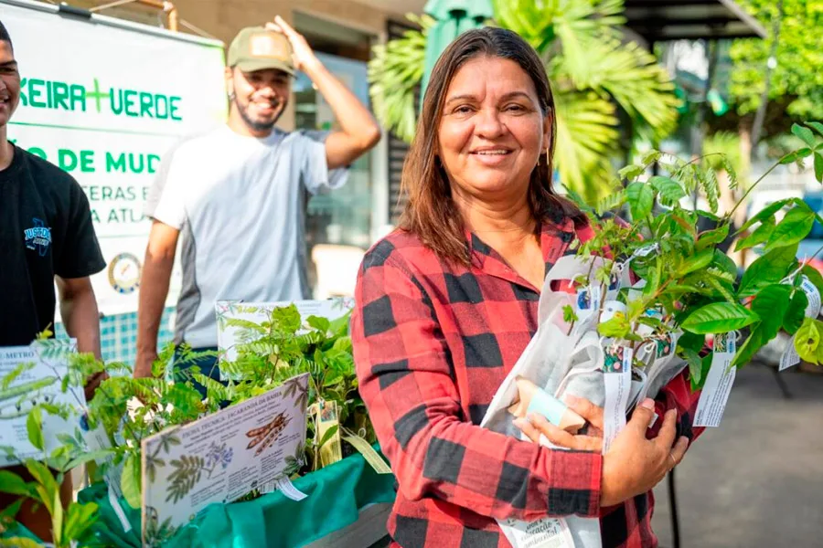 Drive Thru distribui mais de 400 mudas nativas da Mata Atlântica