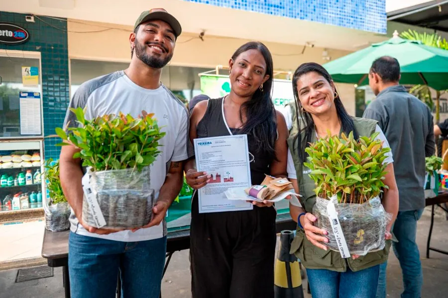 Drive Thru distribui mais de 400 mudas nativas da Mata Atlântica