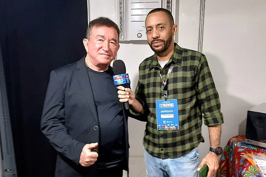 Após 12 anos, mito da música romântica reencontra Itamaraju e recebe homenagem do Clube do Amado