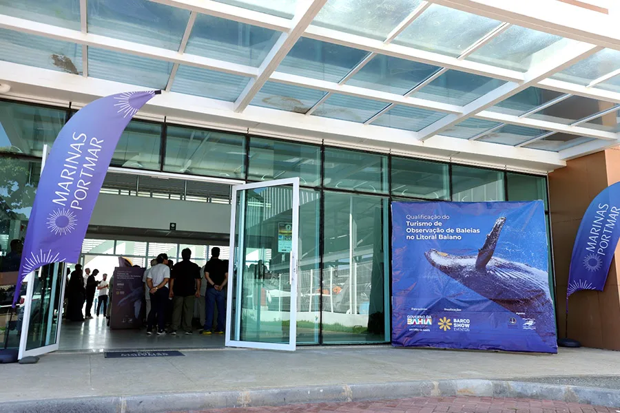 Bahia lança temporada 2026 de observação de baleias-jubarte com capacitação para profissionais do turismo