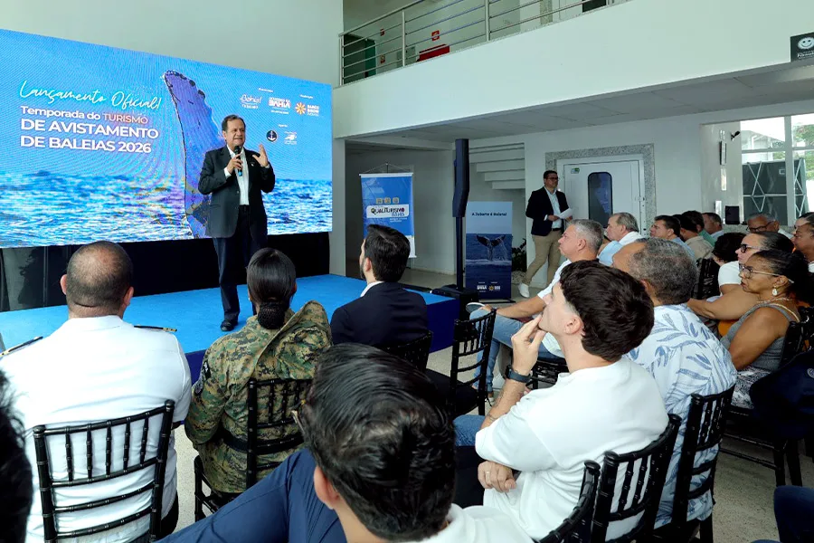 Bahia lança temporada 2026 de observação de baleias-jubarte com capacitação para profissionais do turismo