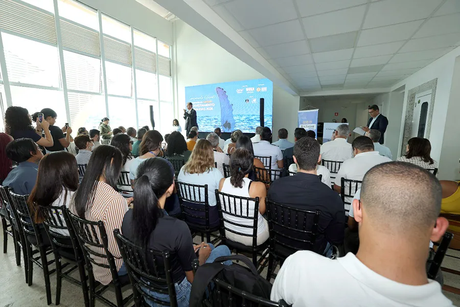 Bahia lança temporada 2026 de observação de baleias-jubarte com capacitação para profissionais do turismo