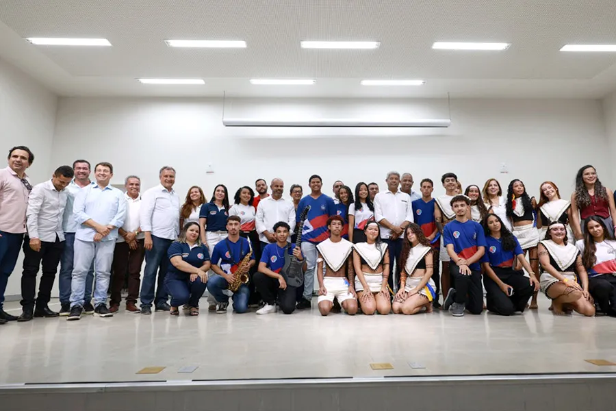 Novo colégio de tempo integral e obras viárias ampliam oportunidades e mobilidade em Correntina Novo colégio de tempo integral e obras viárias ampliam oportunidades e mobilidade em Correntina