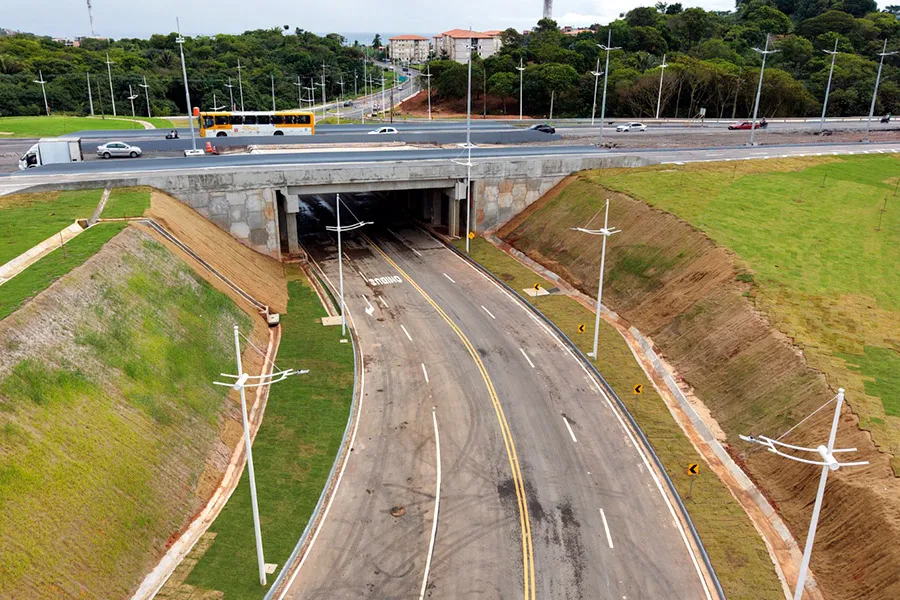 Duplicação da Estrada do Derba amplia mobilidade e integra Salvador ao futuro sistema do VLT