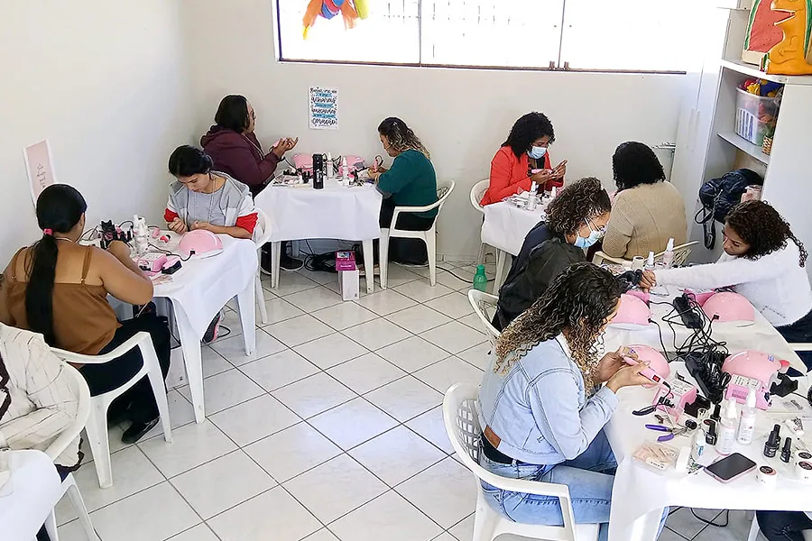 Oficinas profissionalizantes gratuitas para comunidades do Extremo Sul da Bahia