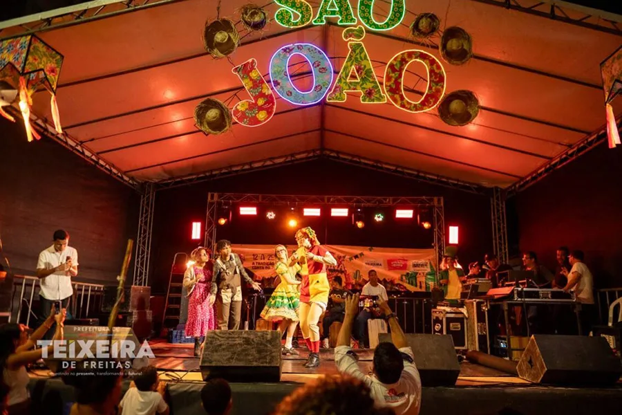 Teatro diverte público durante o “Sítio Está em Festa” em Teixeira de Freitas
