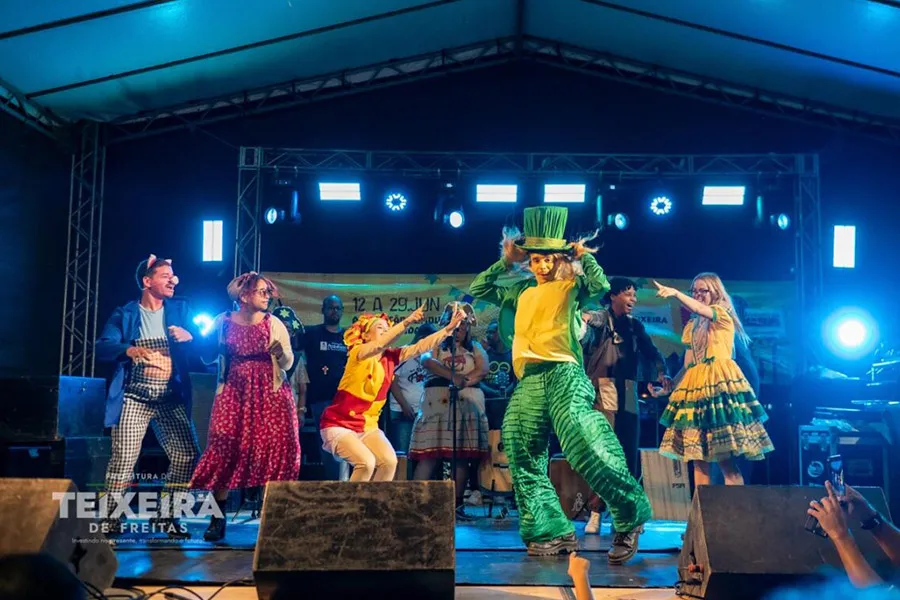 Teatro diverte público durante o “Sítio Está em Festa” em Teixeira de Freitas