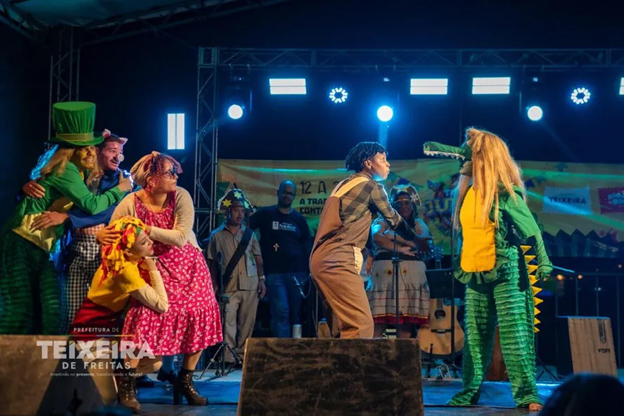 Teatro diverte público durante o “Sítio Está em Festa” em Teixeira de Freitas