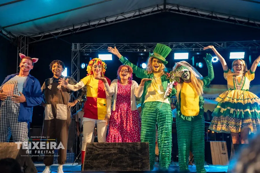 Teatro diverte público durante o “Sítio Está em Festa” em Teixeira de Freitas