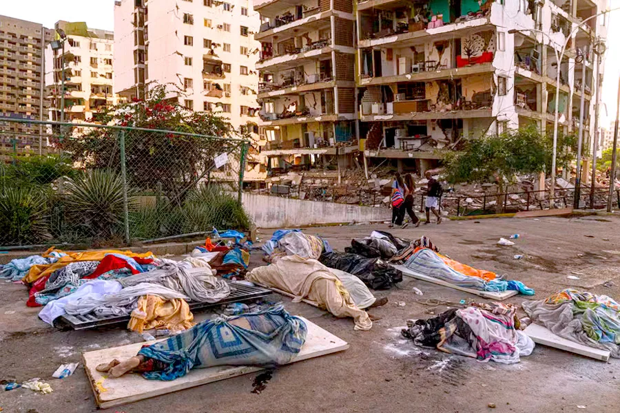Cheiro da morte toma conta de La Guaira, onde desamparo aprofunda tragédia da Venezuela